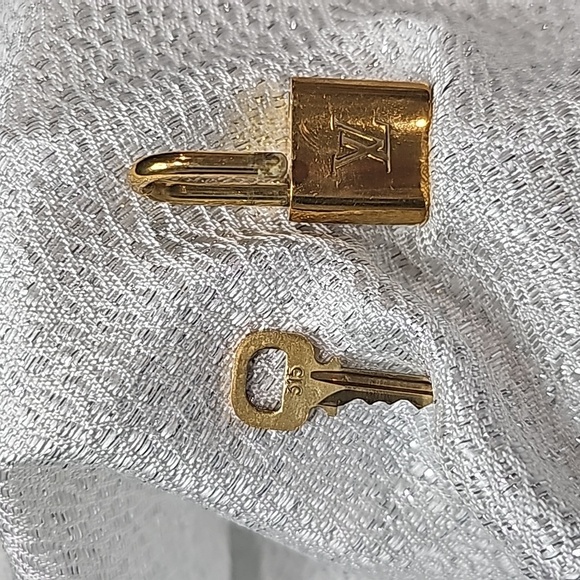 Louis Vuitton lock and key #315 with small bag - Picture 3 of 6